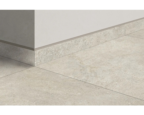 Detailaufnahme von Fliesen und Sockelleisten im Innenbereich