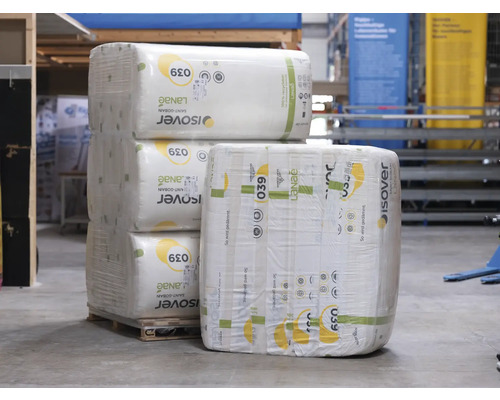 Gestapelte Isover Dämmwolle-Pakete auf einer Palette