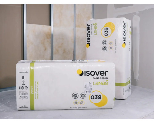 Zwei Pakete Isover LaNae Dämmwolle vor einer Wandkonstruktion