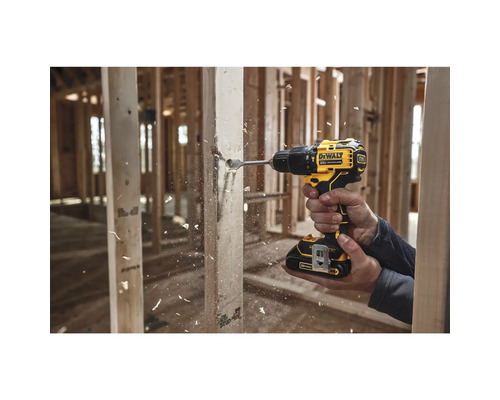 Handbohrmaschine im Einsatz beim Bohren eines Lochs in Holz