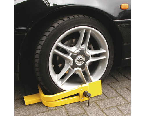 Gelbe Parkkralle an einem Autoreifen zur Sicherung