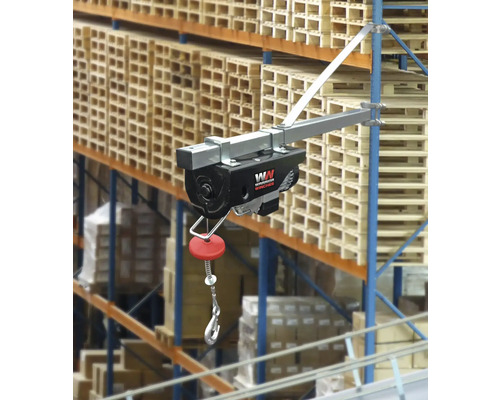 Warrior Winches Deckenkran mit Haken zur Lastenhebung in einer Lagerhalle.