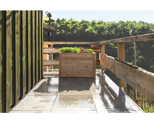 Holzbalkon mit Pflanzkasten und Fliesenboden