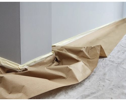 Abgeklebte Wand und Boden mit Abdeckpapier zum Schutz vor Farbspritzern.