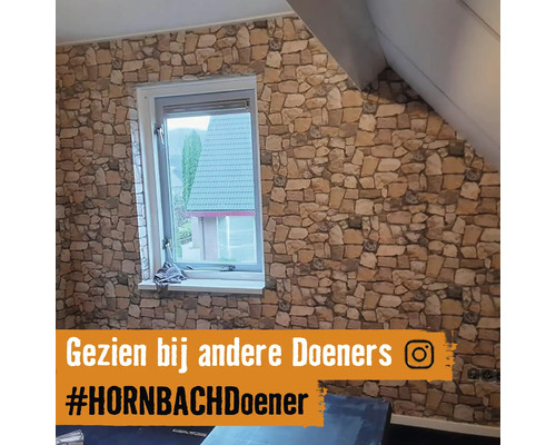 Zimmer mit Steinmustertapete und Fenster