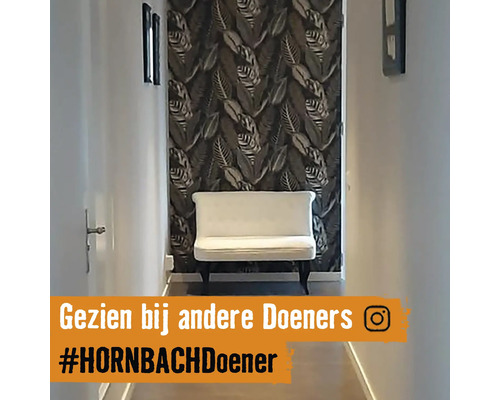 Flur mit gemusterter Tapete, Sitzbank und Bilderrahmen