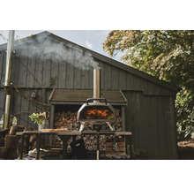 Ooni Pizzaofen im Außenbereich mit Holzofen und Tisch