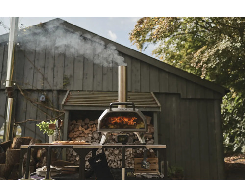 Ooni Pizzaofen im Außenbereich mit Holzofen und Tisch
