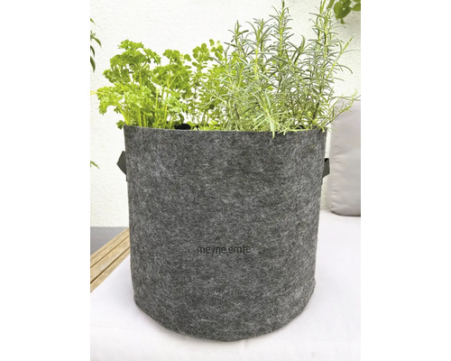 Grauer Pflanzbehälter aus Filz mit Kräutern