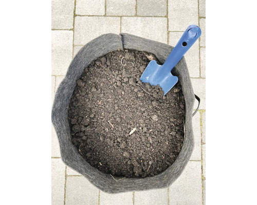 Pflanzsack mit Erde und einer kleinen Schaufel