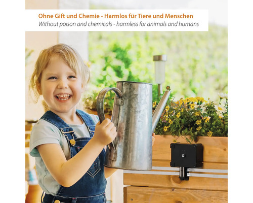 Ein lächelndes Kind hält eine Zinkgießkanne neben einem Blumenkasten mit Bewässerungssystem