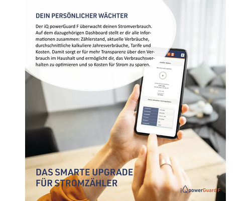 Eine Person bedient ein Smartphone mit einer App zur Überwachung des Stromverbrauchs.