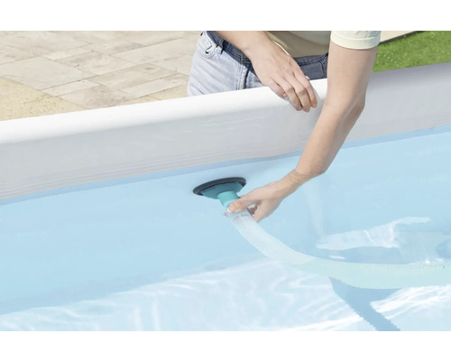 Person schließt Poolreiniger an Pool an