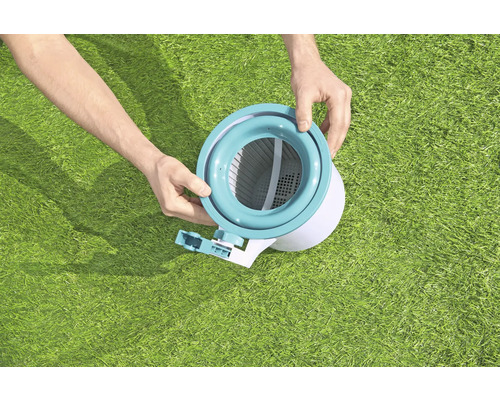 Pool Skimmer im Gras