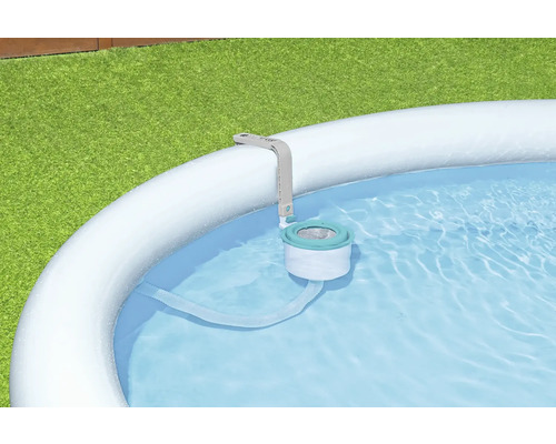 Aufblasbarer Pool mit Oberflächenskimmer zur Reinigung des Wassers.