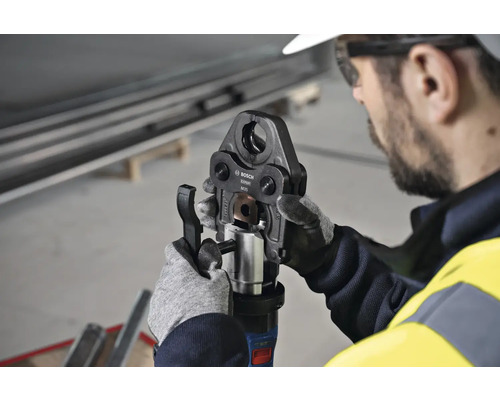 Ein Arbeiter benutzt eine Bosch Presszange.