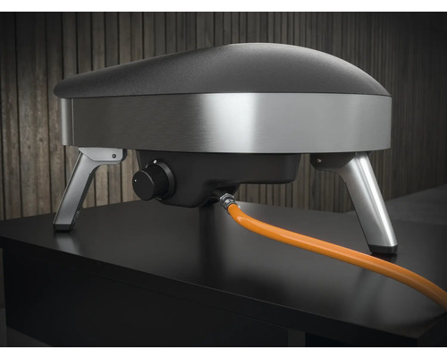 Pizzaofen mit Gasanschluss auf einem Tisch