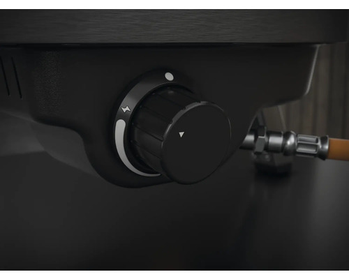 Detailaufnahme eines Gasgrills mit Drehregler und Gasanschluss