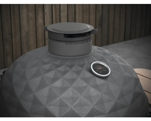 Detailansicht eines Kamado-Grills mit Temperaturanzeige und strukturierten Keramikoberfläche