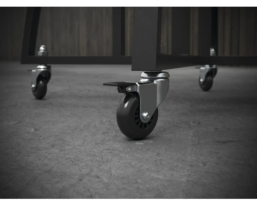 Rollen mit Feststellbremse an einem Metallmöbelstück