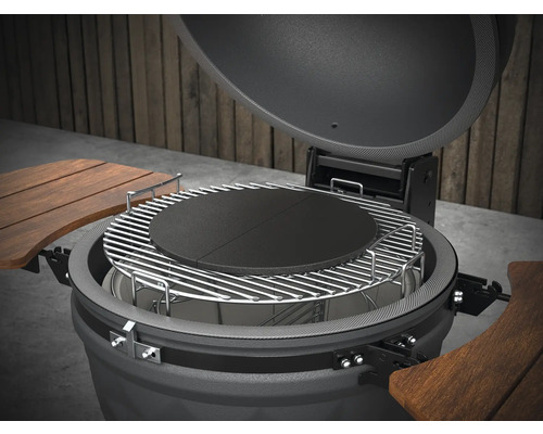Offener Keramikgrill mit Grillrost und Ablagetischen