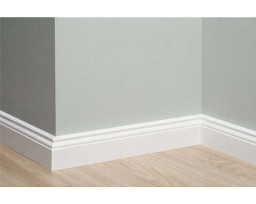 Raumecke mit weißer Sockelleiste auf Holzboden