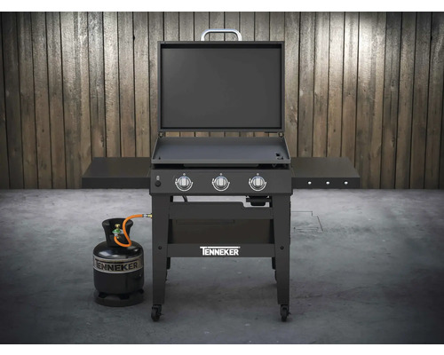 Tenneker Gasgrillwagen mit Gasflasche vor Holzwand