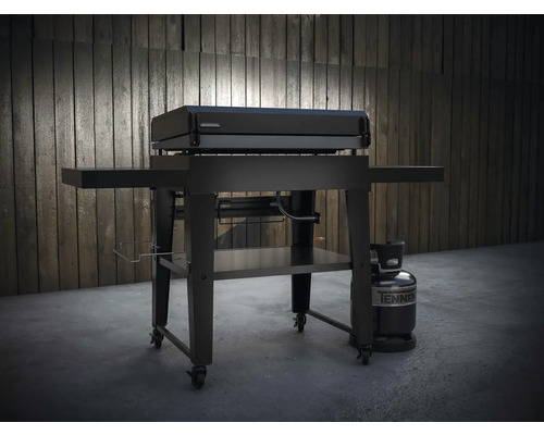 Schwarzer Gasgrill mit Ablageflächen und Gasflasche