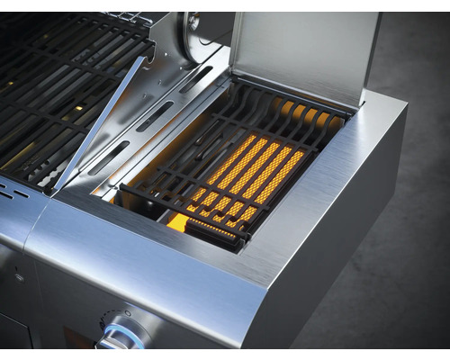 Detailansicht eines Edelstahlgrills mit geöffnetem Seitenbrenner