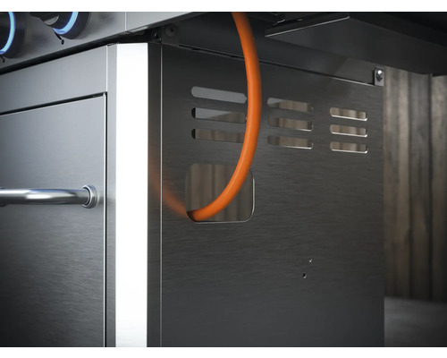 Detailansicht eines Edelstahl-Gasgrills mit Gasschlauch