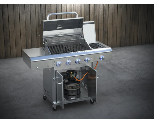 Edelstahl Gasgrill mit geöffnetem Deckel und Gasflasche im Unterschrank