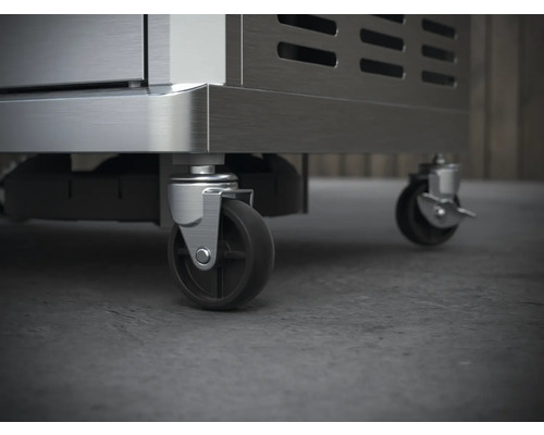 Detailaufnahme eines Metallschranks mit Rollen