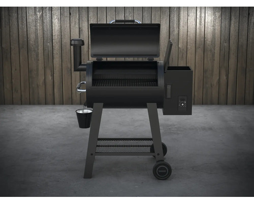 Schwarzer Pelletgrill mit offenem Deckel und digitaler Steuerung