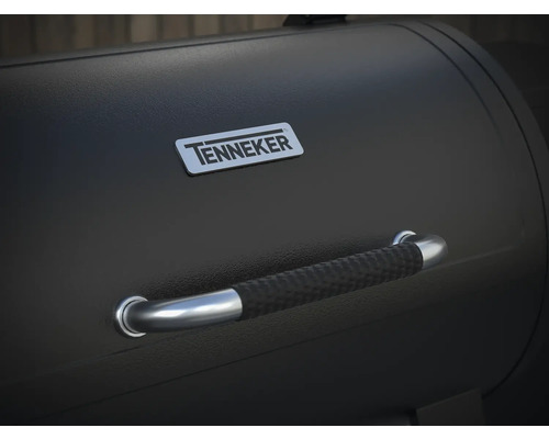 Nahaufnahme eines Tenneker Grills mit Griff und Firmenlogo