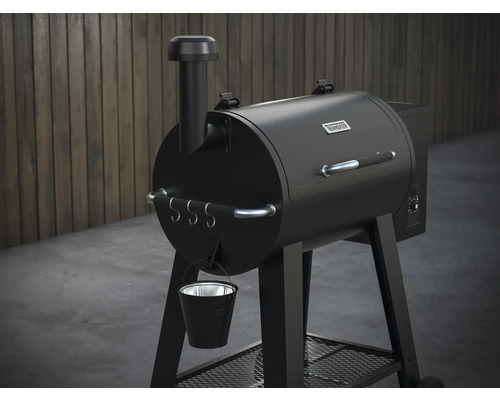 Schwarzer Pelletgrill mit Abluftrohr, Griff, Haken und Eimer