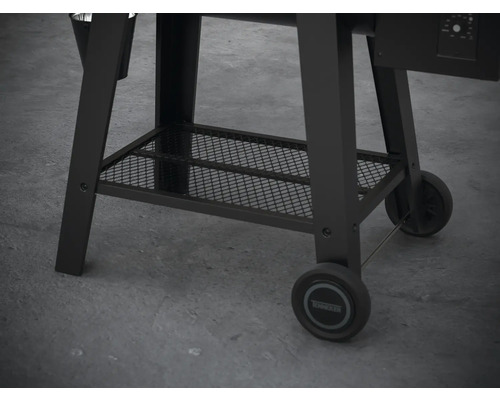 Detailansicht des Untergestells eines schwarzen Pelletgrills mit Ablagefläche und Rollen