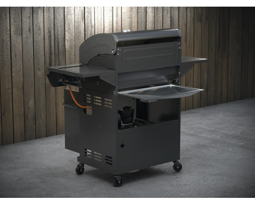 Gasgrill mit Abstellflächen und Rollen vor Holzwand