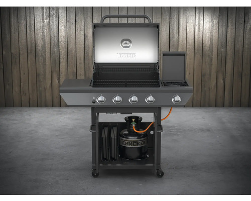 Gasgrill mit offenem Deckel und Gasflasche auf dem unteren Regal