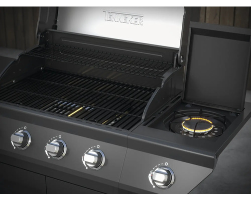 Tennekers Gasgrill mit geöffnetem Deckel und Seitenbrenner