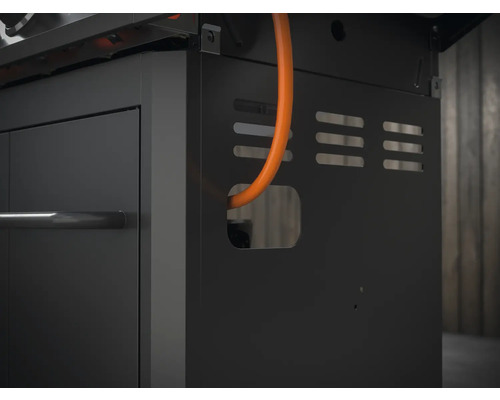 Detailansicht eines Gasgrills mit Tür und Gasleitung