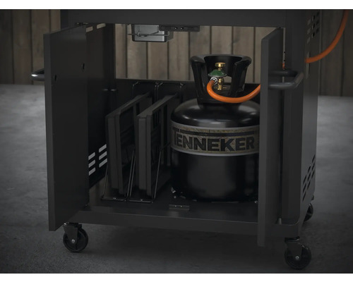 Gasgrill mit geöffneter Tür, Gasflasche und Zubehörhalterung