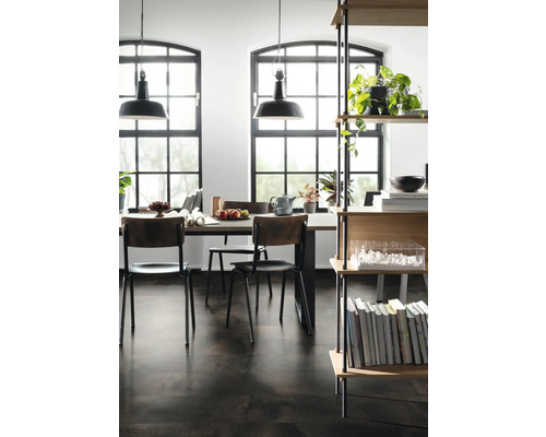 Heller Raum mit Esstisch, Stühlen, Hängelampen und Regal