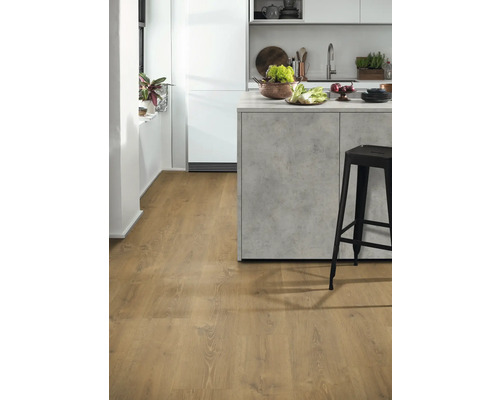 Helle Küche mit Kücheninsel, schwarzem Barhocker und hellem Holzboden.