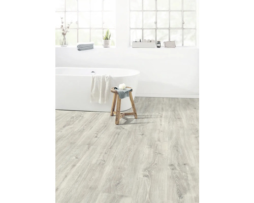 Helles Badezimmer mit freistehender Badewanne und Bodenbelag in Holzoptik