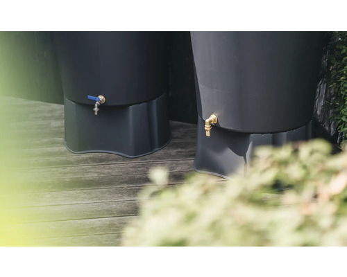 Zwei Regentonnen mit Wasserhahn auf einer Holzterrasse