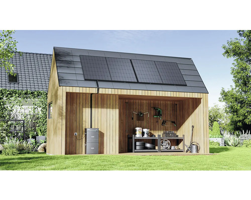 Gartenschuppen mit Solaranlage auf dem Dach und Werkzeug