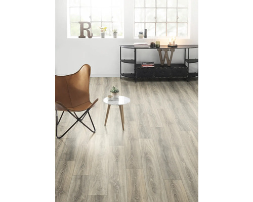 Heller Raum mit Laminatboden in Holzoptik, Sessel und Beistelltisch