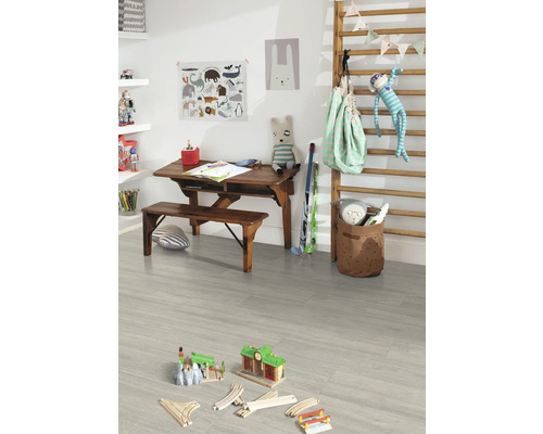 Kinderzimmer mit Schreibtisch, Bank, Spielsachen und Turnwand