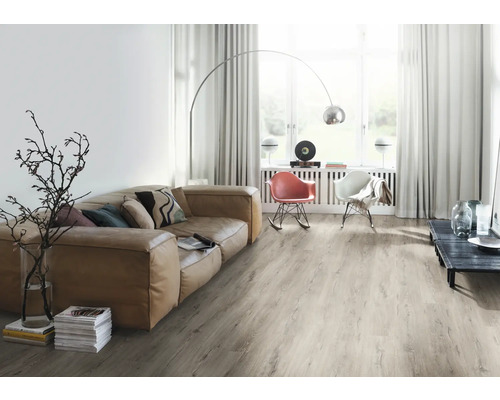 Wohnzimmer mit Sofa, Stehlampe und Vinylboden in Holzoptik