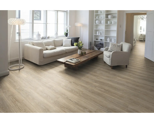 Heller Wohnraum mit Holzboden, Sofa, Sessel und Bücherregal